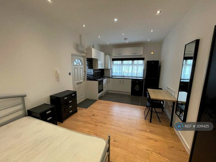 Studio To Rent In Harringay, London, N4