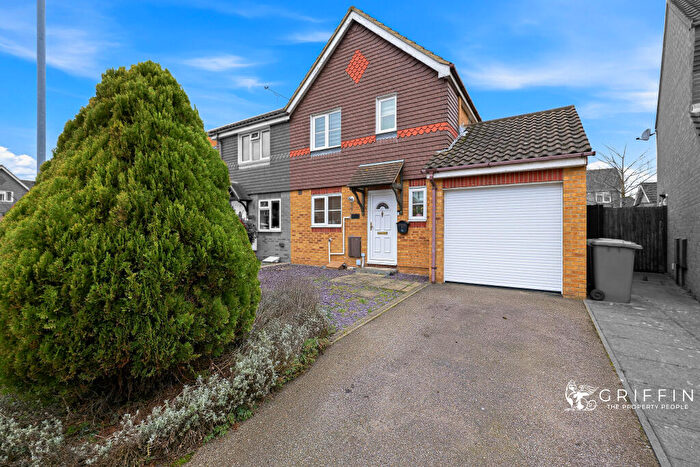 3 Bedroom Semi Detached House For Sale In Dudley Close, Chafford Hundred, Grays, RM16