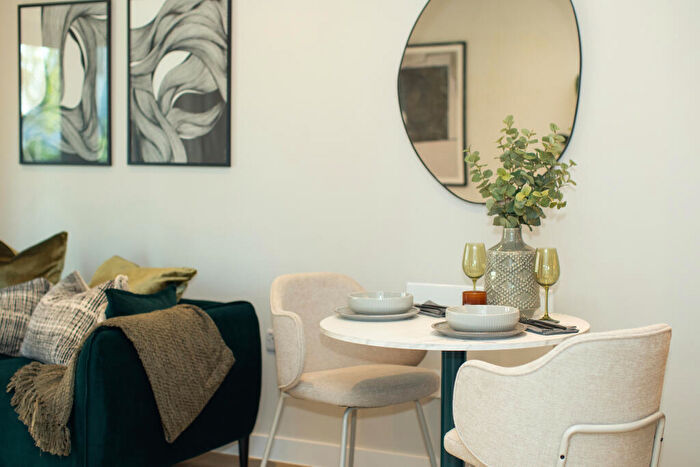 1 Bedroom Apartment To Rent In Emporium House East, Alloway Courtyard, Weldale Street, Reading, RG1