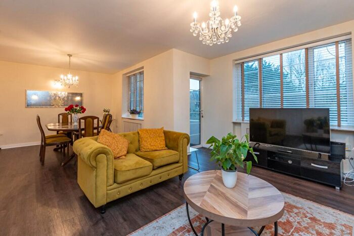 3 Bedroom Flat To Rent In Heathway Court, Finchley Road, NW3