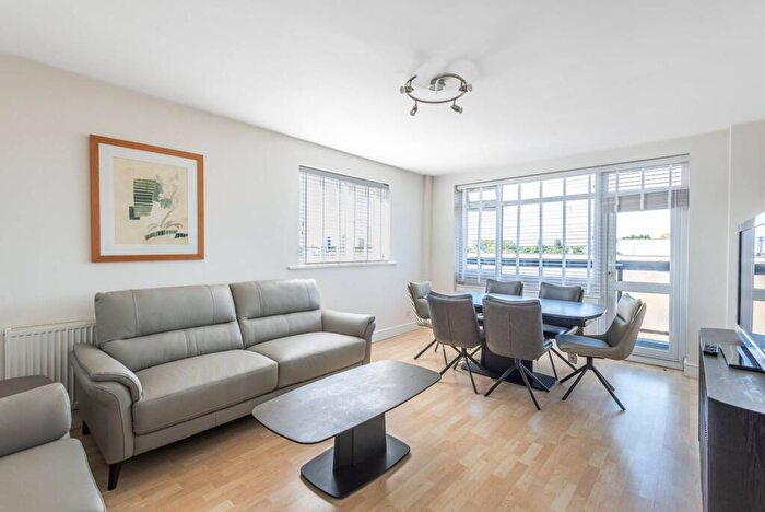 2 Bedroom Flat To Rent In Byron Court, South Hampstead, London, NW6