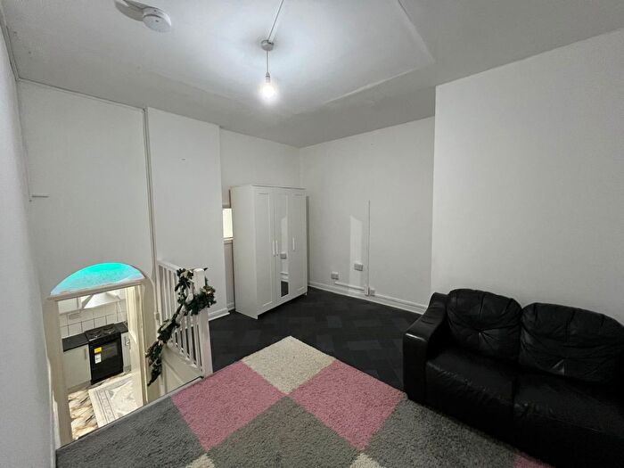 2 Bedroom Flat To Rent In Stoke Newington High Street, London, N16