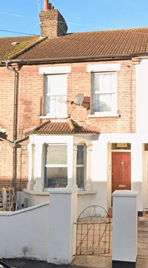 Semi-Detached House To Rent In Gladstone Road, Southall, UB2