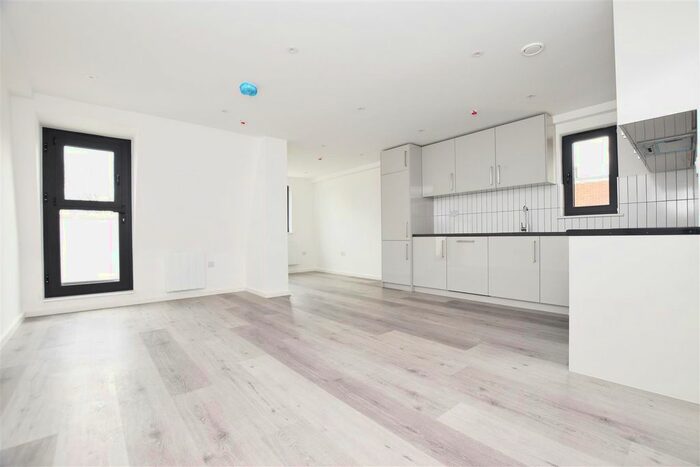 2 Bedroom Flat To Rent In High Street, Hampton Hill, Hampton, TW12