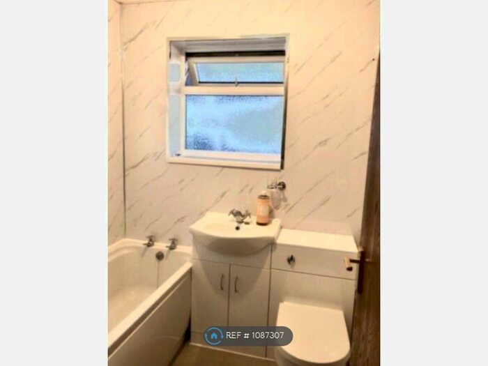 3 Bedroom Semi-Detached House To Rent In Angus Drive, Loughborough LE11