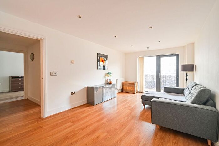 2 Bedroom Flat For Sale In St Lukes Square, Canning Town, London, E16