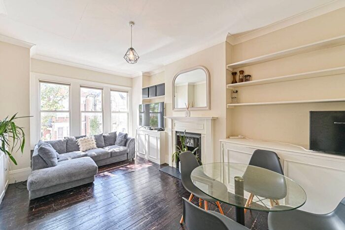 2 Bedroom Flat For Sale In Hemberton Road, Clapham North, London, SW9