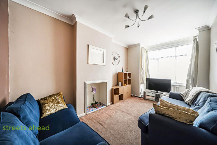 2 Bedroom End Of Terrace House For Sale In Wentworth Road, Croydon, CR0