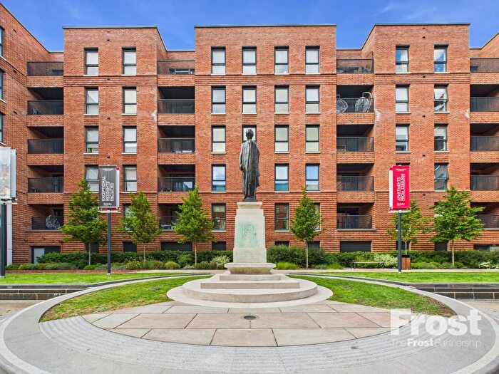 2 Bedroom Flat To Rent In Memorial Avenue, Slough, Berkshire, SL1