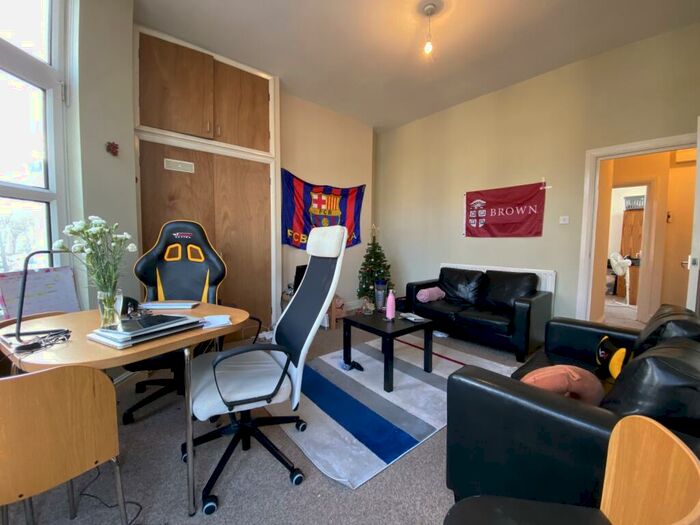 2 Bedroom Flat To Rent In Richmond Road, Plasnewydd, CF24