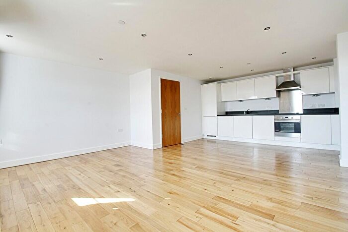 2 Bedroom Apartment To Rent In Chase Side, Southgate, N14