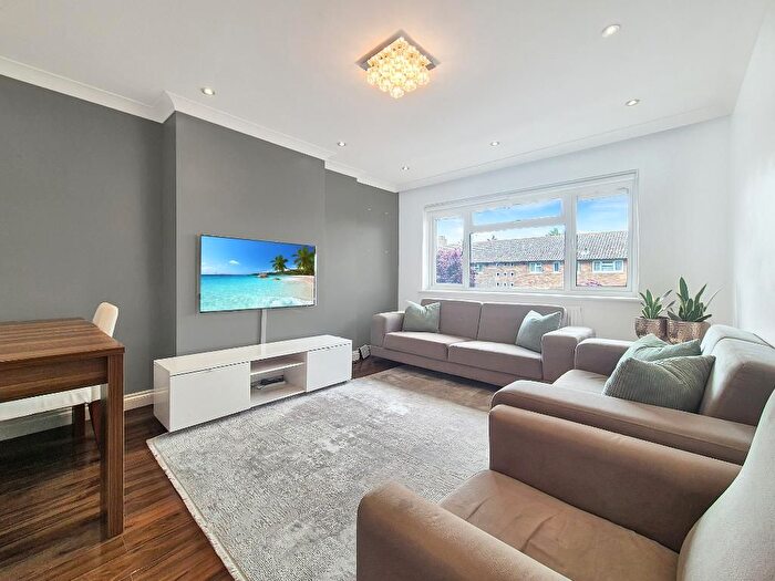 2 Bedroom Flat To Rent In Cherrydown Avenue, London, Uk, E4