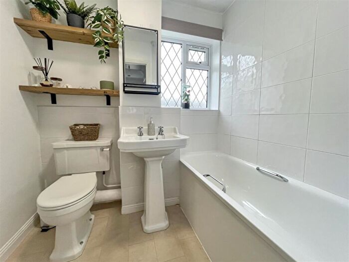 3 Bedroom Detached House For Sale In Sedgefield Close, Sonning Common, RG4