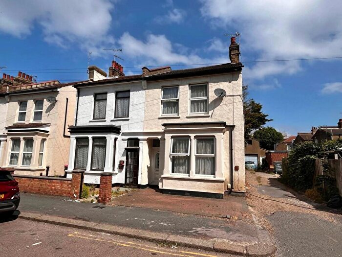 3 Bedroom Semi-Detached House To Rent In Guildford Road, Southend-On-Sea, Essex, SS2