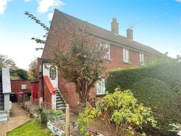 2 Bedroom Maisonette For Sale In Derwent Drive, Slough, Berkshire, SL1