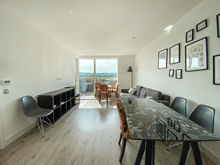 2 Bedroom Flat For Sale In Smithfield Square, Hornsey, N8