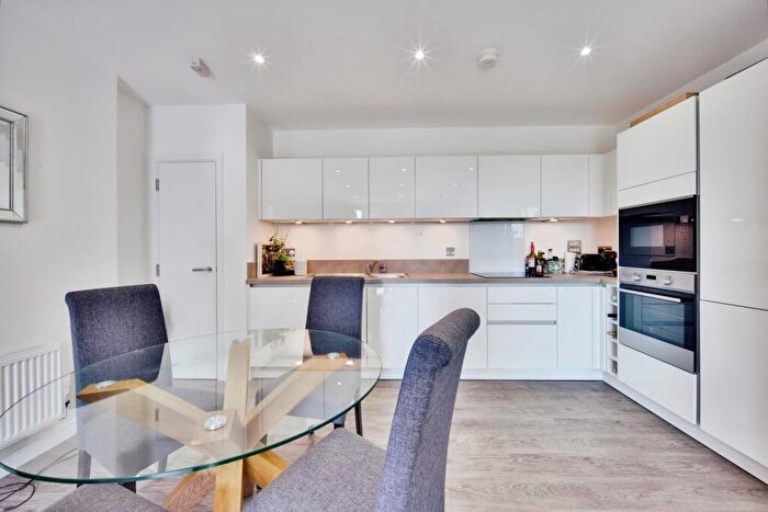 2 Bedroom Flat For Sale In Limehouse Apartments, Rochester, ME1