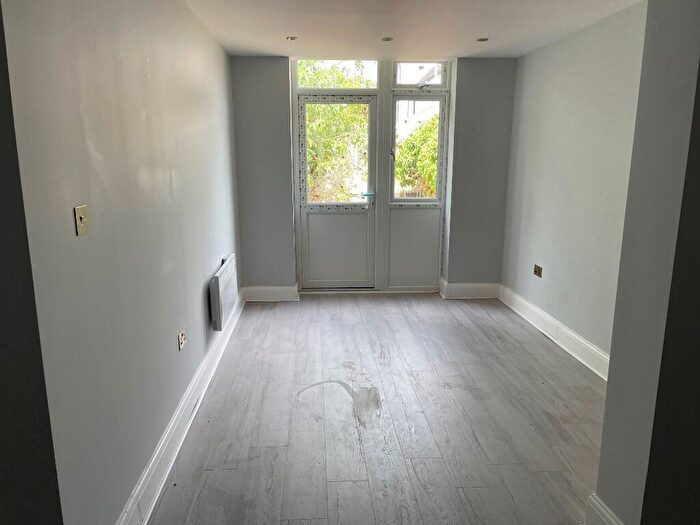 1 Bedroom Flat To Rent In London Road, Leigh-On-Sea, Essex, SS9