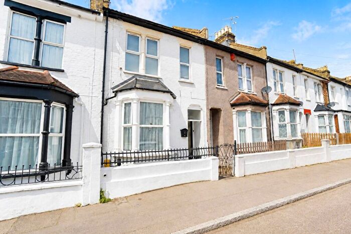 1 Bedroom Flat For Sale In Albert Road, Southend-on-sea, SS1