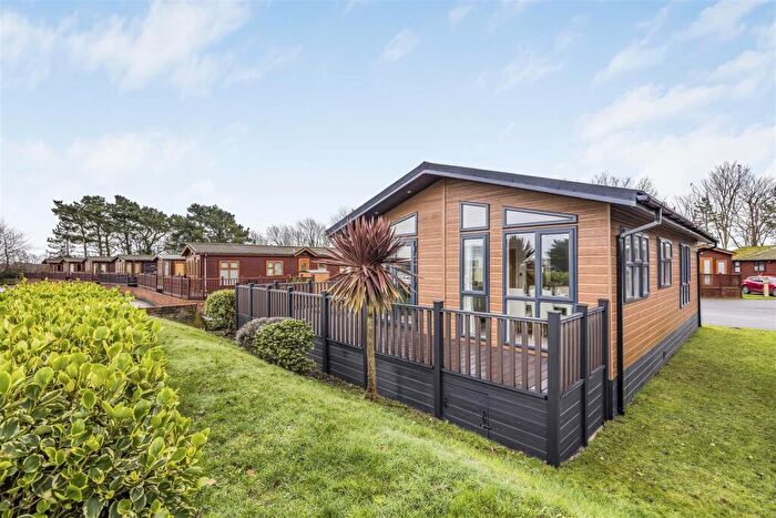 2 Bedroom Park Home For Sale In Littlehampton, BN17