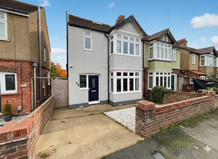 4 Bedroom Semi-Detached House For Sale In Devon Road, Luton, Bedfordshire, LU2