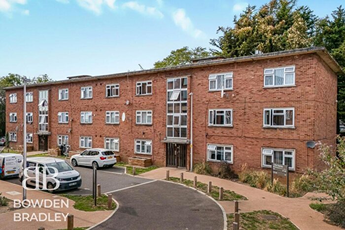 2 Bedroom Flat For Sale In Cranbrook Road, Barkingside, IG6