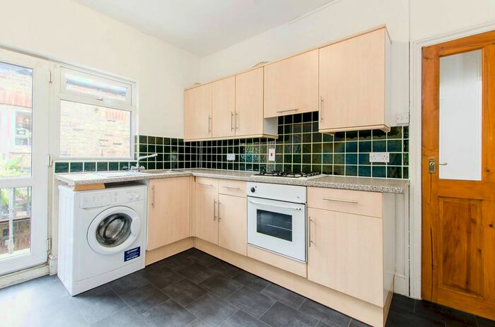 3 Bedroom Flat To Rent In Bavent Road, Denmark Hill, London, SE5