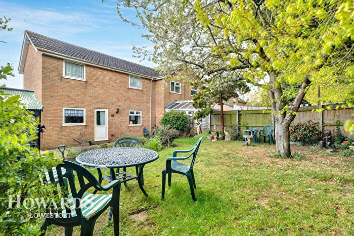 3 Bedroom Semi-Detached House For Sale In Grampian Way, Lowestoft, NR32