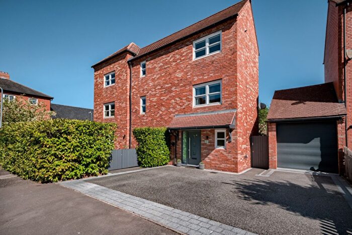 4 Bedroom Semi Detached House For Sale In Congreve Way, Stratford-Upon-Avon, CV37