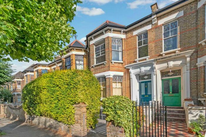 3 Bedroom Flat To Rent In Newick Road, Clapton, E5