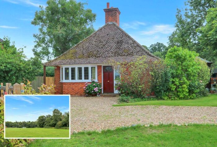 3 Bedroom Bungalow For Sale In Bowden Green, Pangbourne, RG8