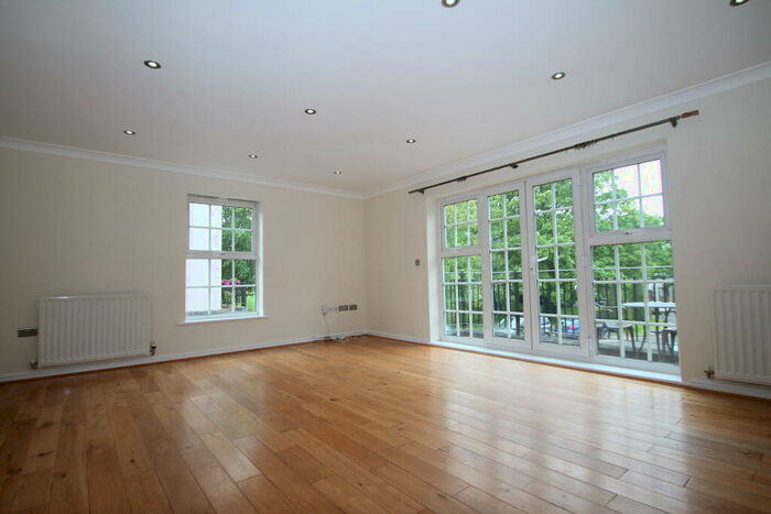 2 Bedroom Flat To Rent In Liverymen Walk, Greenhithe, DA9