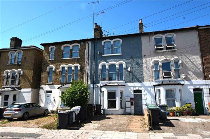 Studio To Rent In Hornsey Park Road, Top Floor Flat, London, N8
