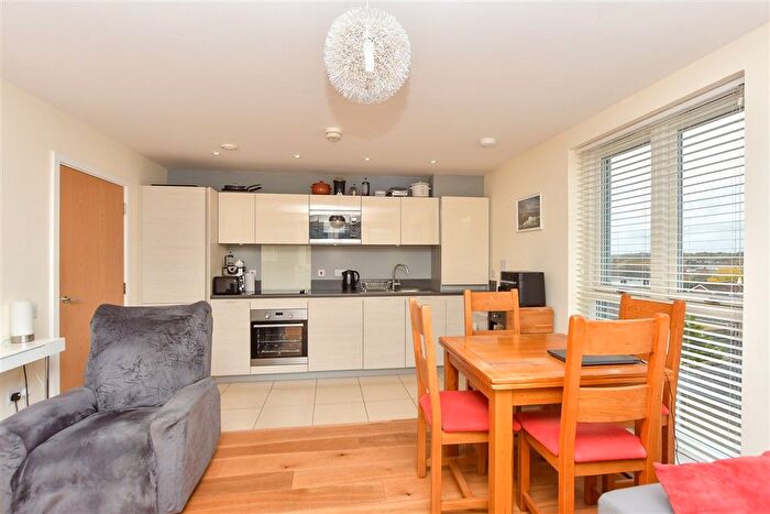 2 Bedroom Flat For Sale In Dunlin Drive, St. Mary's Island, Chatham, Kent, ME4