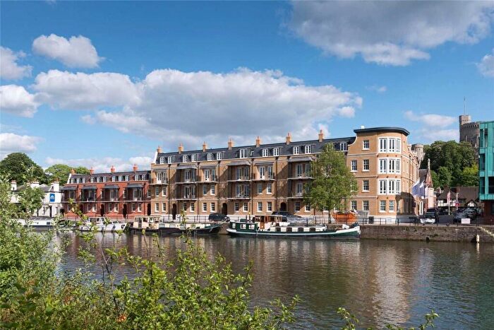 2 Bedroom Flat To Rent In Riverside Walk, Windsor, Berkshire, SL4