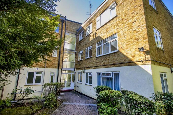3 Bedroom Flat To Rent In Willowmead Close, London, W5