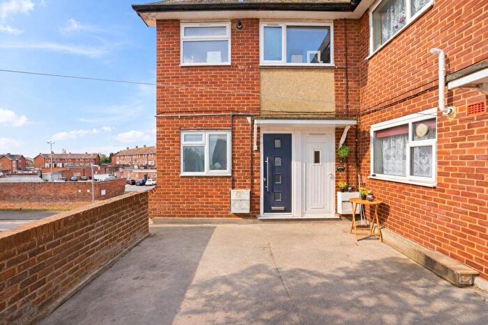 2 Bedroom Apartment For Sale In Wycombe Place, St. Albans, Hertfordshire, AL4