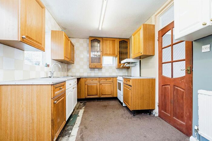 3 Bedroom Semi-Detached House For Sale In Wennington Road, Rainham, RM13