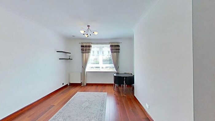 2 Bedroom Flat To Rent In Loganlea Drive, Edinburgh, EH7