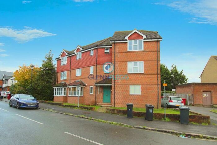Flat To Rent In Alpha Street, Slough, SL1