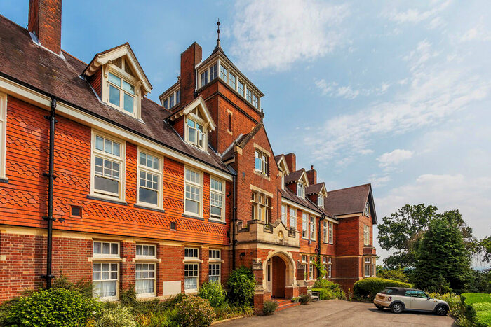 2 Bedroom Apartment To Rent In Flat, Caxton House, RH8