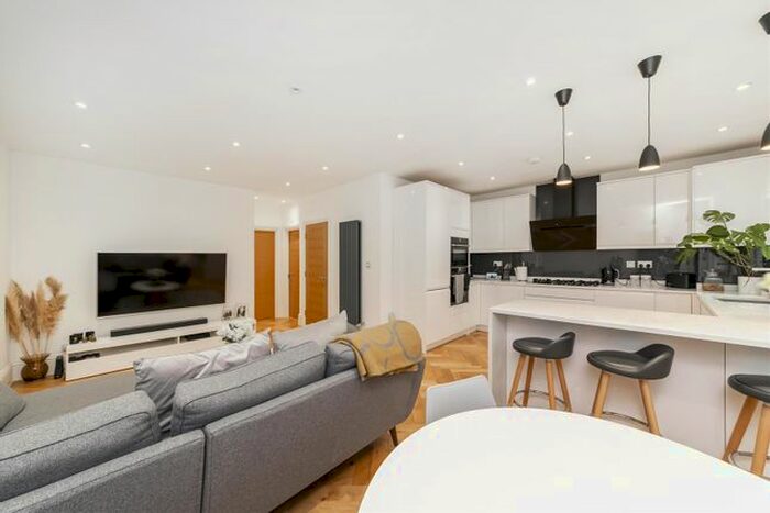 2 Bedroom Flat To Rent In Horn Lane, Acton, W3