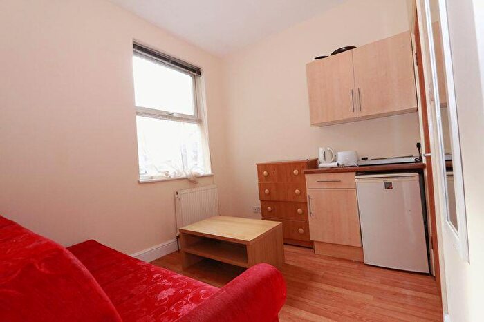 Flat To Rent In Gathorne Road, Wood Green, N22