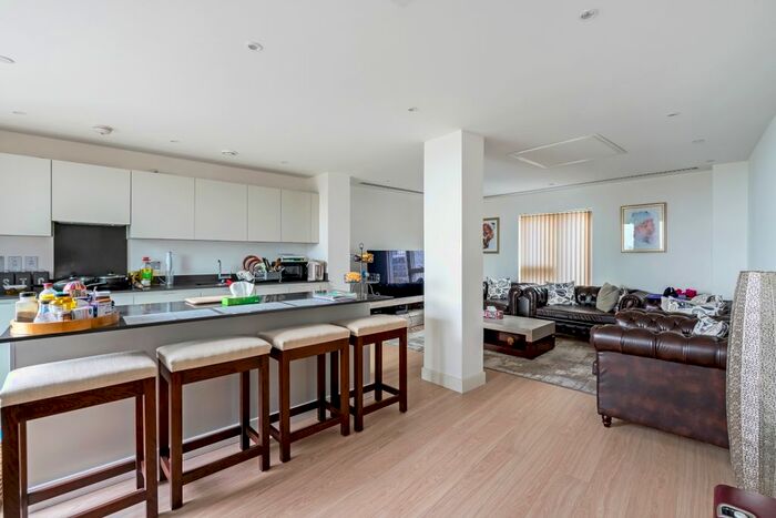 3 Bedroom Flat To Rent In Cherry Orchard Road, Croydon, CR0