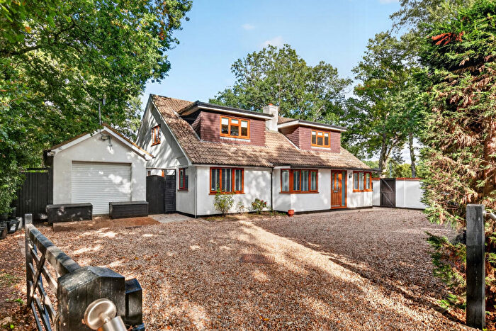 4 Bedroom Detached House For Sale In Park Lane, Finchampstead, RG40