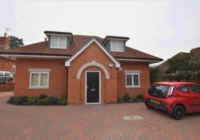 2 Bedroom Flat To Rent In Flat, Cressingham Road, RG2