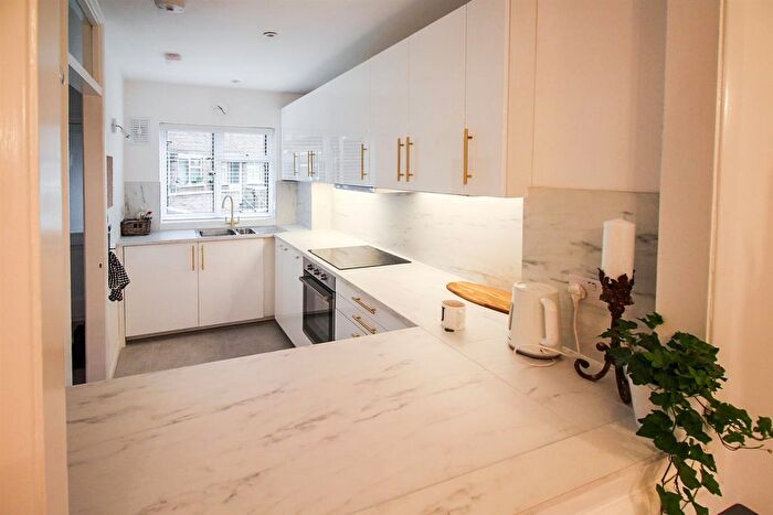 2 Bedroom Maisonette To Rent In Bridge Road, East Molesey, KT8