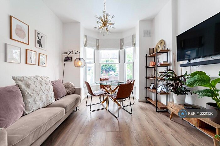 2 Bedroom Flat To Rent In Auckland Hill, London, SE27