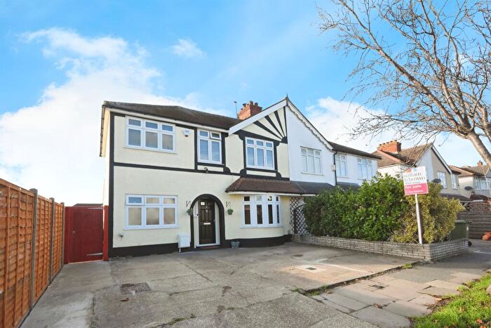 4 Bedroom Semi-Detached House For Sale In Fairview Avenue, Rainham, RM13