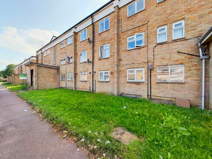 2 Bedroom Flat To Rent In Hillary Road, Hemel Hempstead, Hertfordshire, HP2